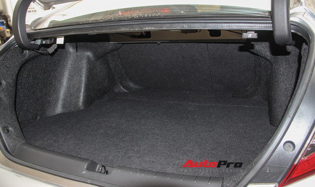 Giá thấp hơn 140 triệu đồng, Honda Civic phiên bản mới bị cắt giảm gì so với bản đủ?